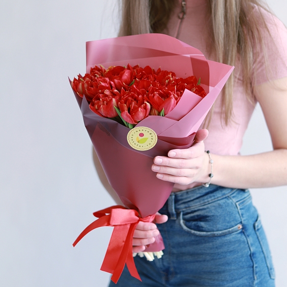 15 красных пионовидных тюльпанов в упаковке