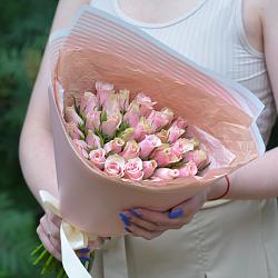 35 бело-розовых роз 35-40см в упаковке (Кения)