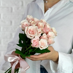 15 бело-розовых роз 35-40см (Кения)