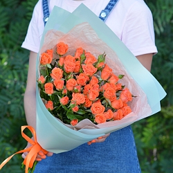 15 оранжевых кустовых роз в упаковке (Кения)
