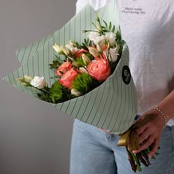Букет с розами Kahala и гвоздикой Грин Трик