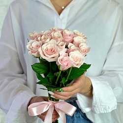 15 бело-розовых роз 35-40см (Кения)