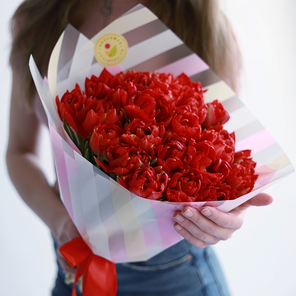 25 красных пионовидных тюльпанов в упаковке