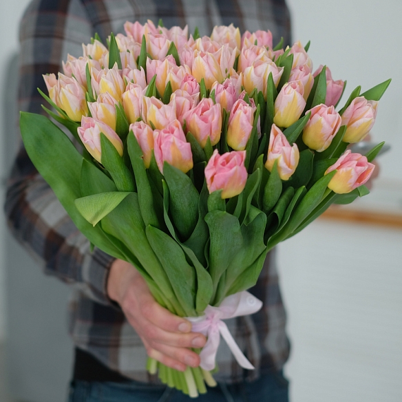 51 розовый пионовидный тюльпан