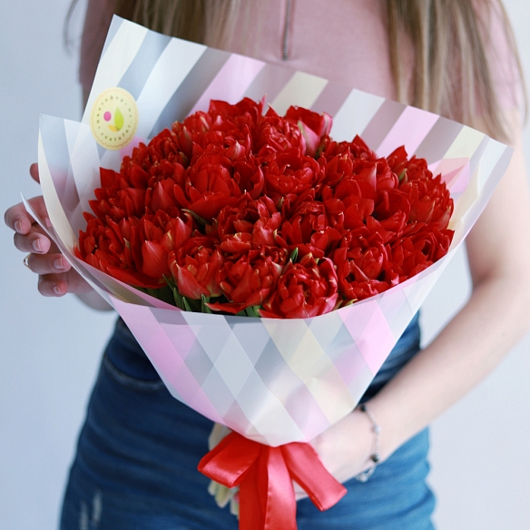 25 красных пионовидных тюльпанов в упаковке