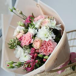 Букет с хризантемой, розой, гвоздикой.