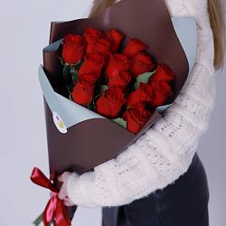 15 красных роз 70 см в упаковке (Кения)