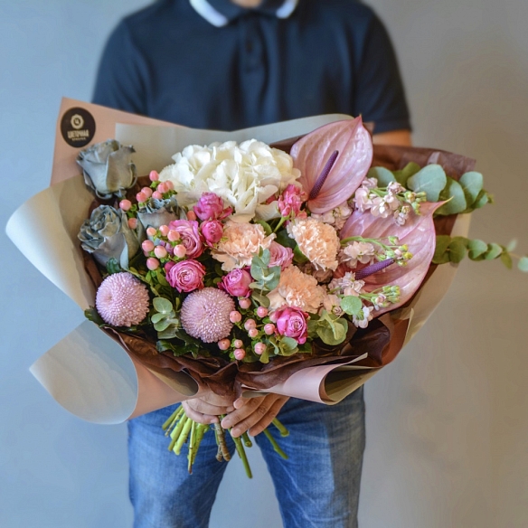 Букет с гортензией, хризантемой Momoko, серыми розами и эвкалиптом