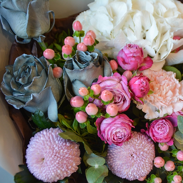 Букет с гортензией, хризантемой Momoko, серыми розами и эвкалиптом