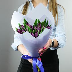 15 фиолетовых тюльпанов в упаковке