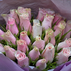 25 бело-розовых роз 35-40см в упаковке (Кения)