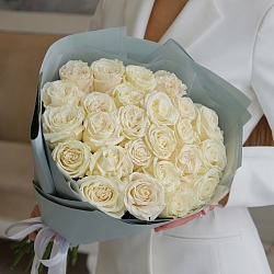 25 роз Плайя Бланка 50см в упаковке (Эквадор)