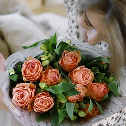 Букет с розой Кахала и альстромерией